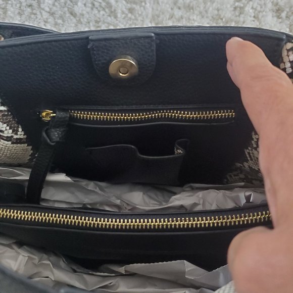 Steve Madden Black Bag w/Snakeskin Interior and Coin Purse - Picture 7 of 16